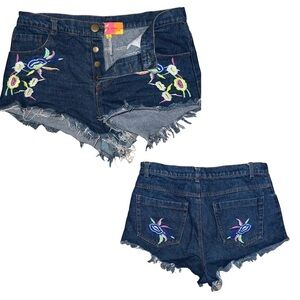 English Rose Embroidered Dark Wash Raw Hem Button Fly Jean Shorts Size Med 29